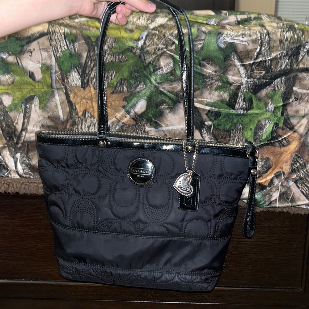 Black coach shoulder bag.